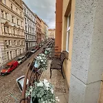 Stylish 1 Bedroom Plus Office At Amazing Location