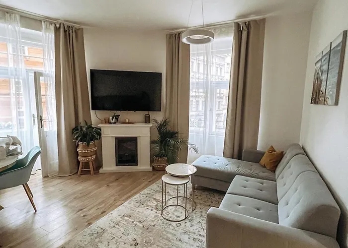 Stylish 1 Bedroom Plus Office At Amazing Location