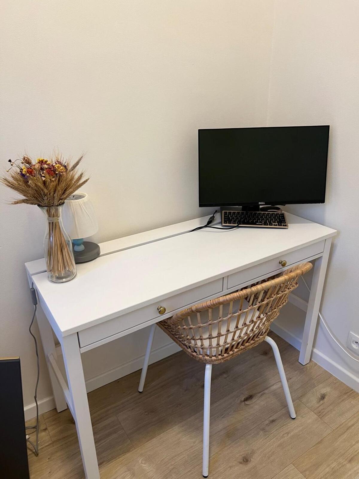Stylish 1 Bedroom Office At Amazing Location *